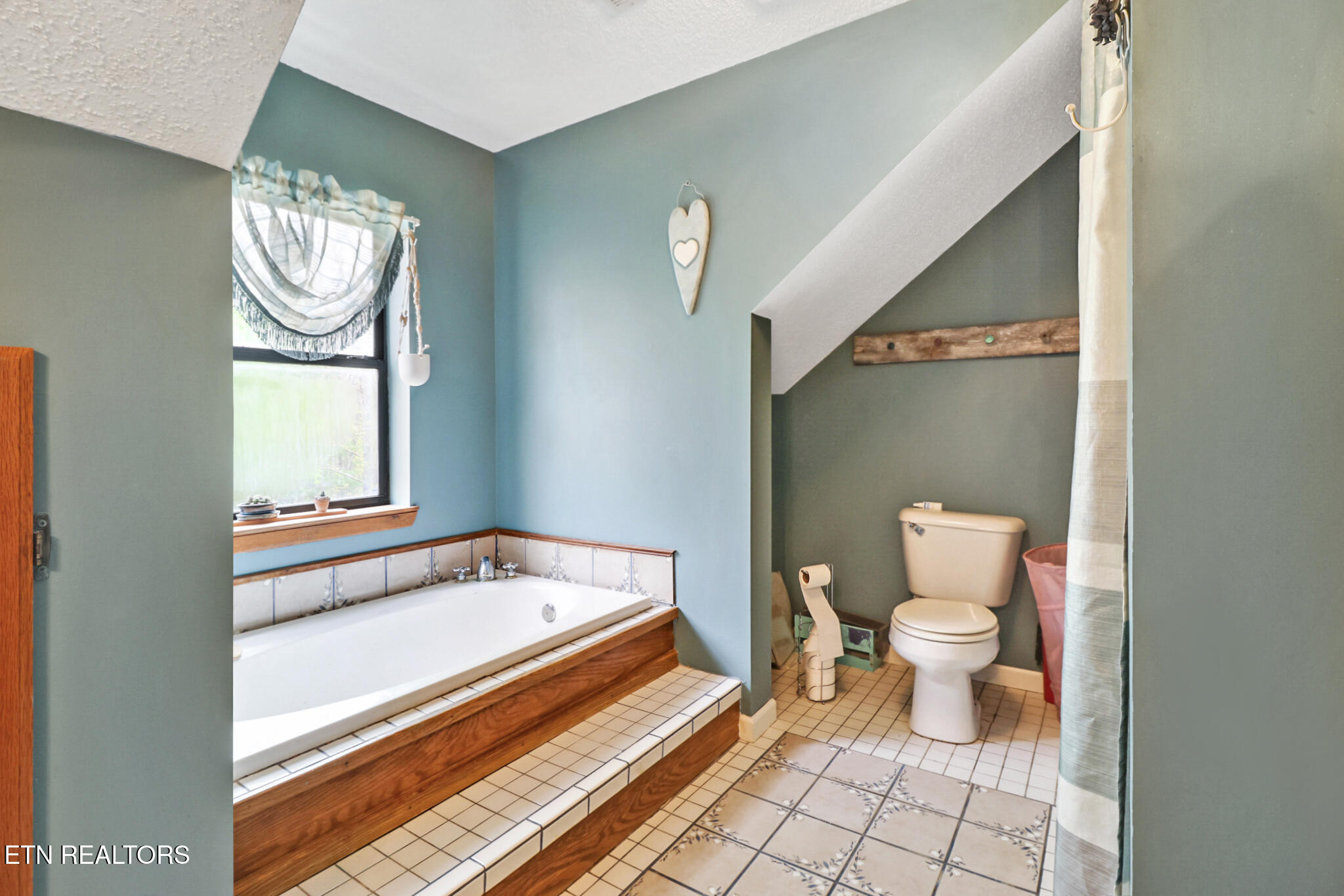 116 Grouse Ridge Road Harriman, TN 37748 - Photo 22 of 40 Primary Bath