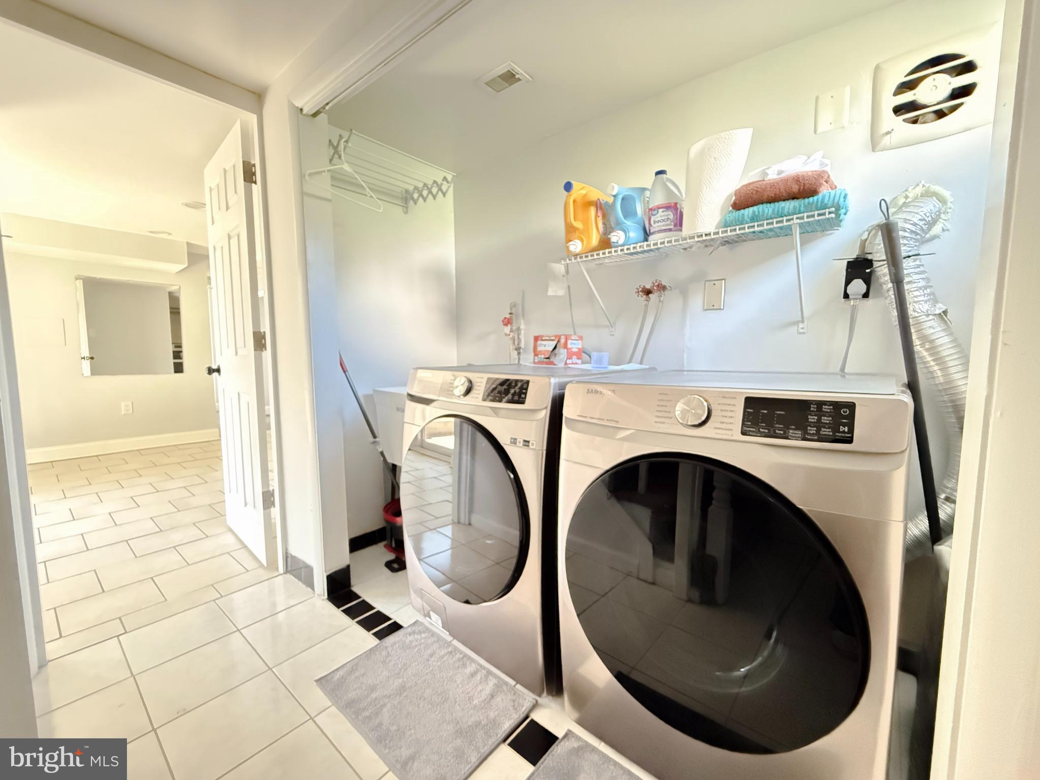 11601 Veirs Mill Road Wheaton, MD 20902 - Photo 16 of 30 a utility room with dryer and washer