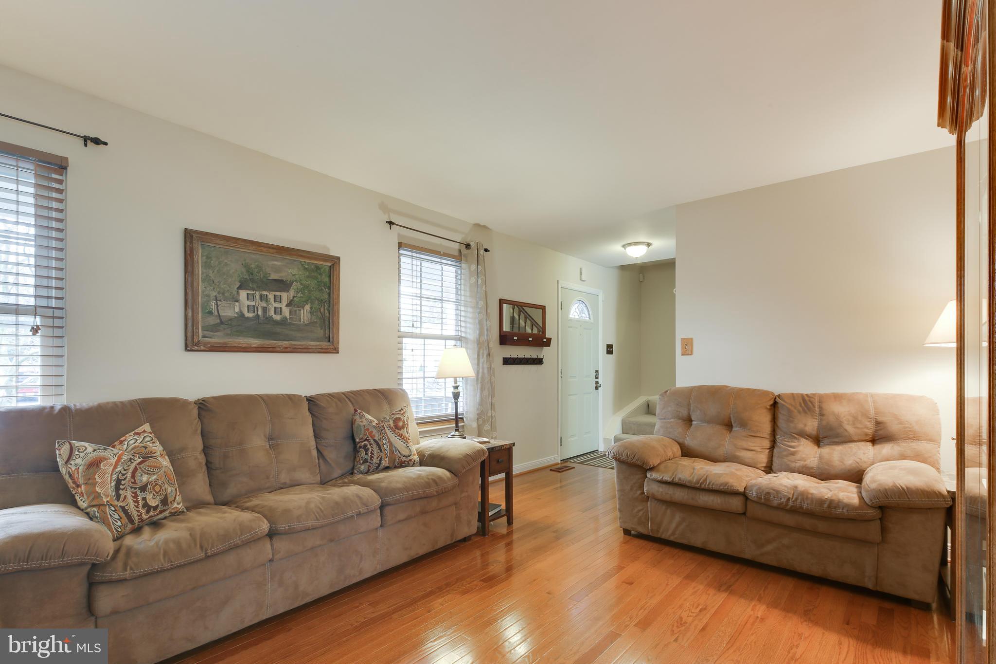 10417 Carlyn Ridge Road Damascus, MD 20872 - Photo 3 of 30 Living Room