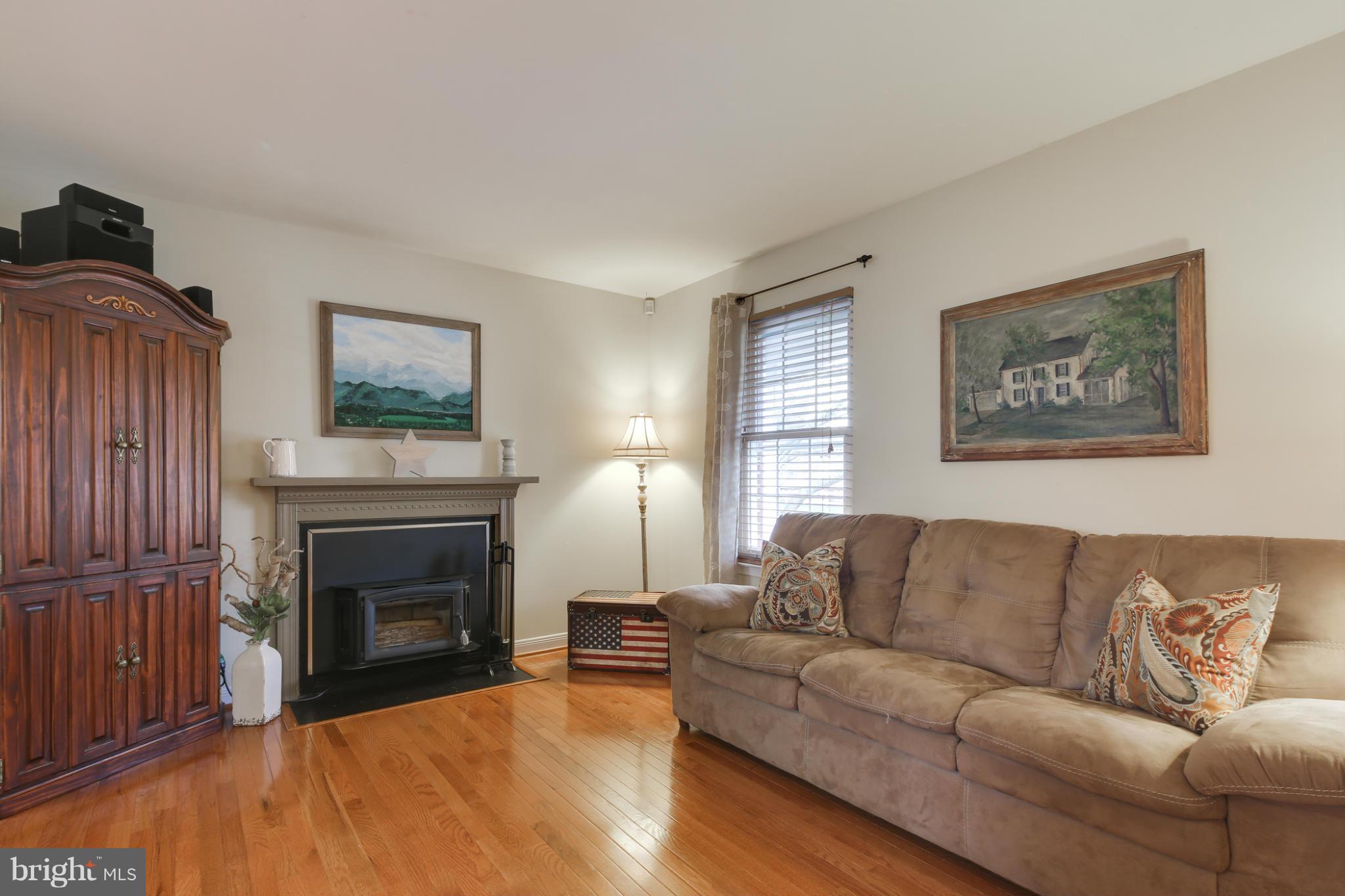 10417 Carlyn Ridge Road Damascus, MD 20872 - Photo 5 of 30 Living Room