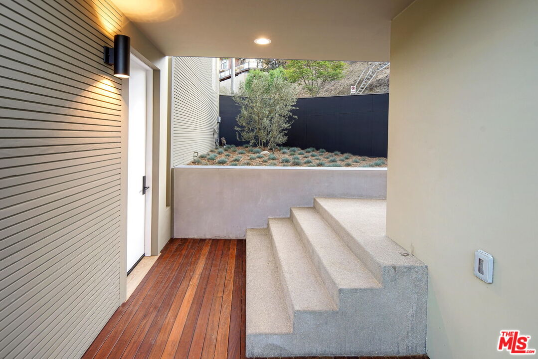 7187 Macapa Drive Los Angeles, CA 90068 - Photo 13 of 39 a view of bathroom