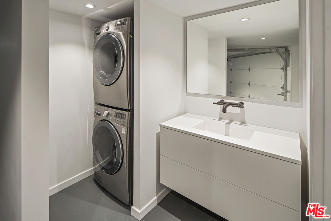 7187 Macapa Drive Los Angeles, CA 90068 - Photo 32 of 39 a utility room with dryer and washer