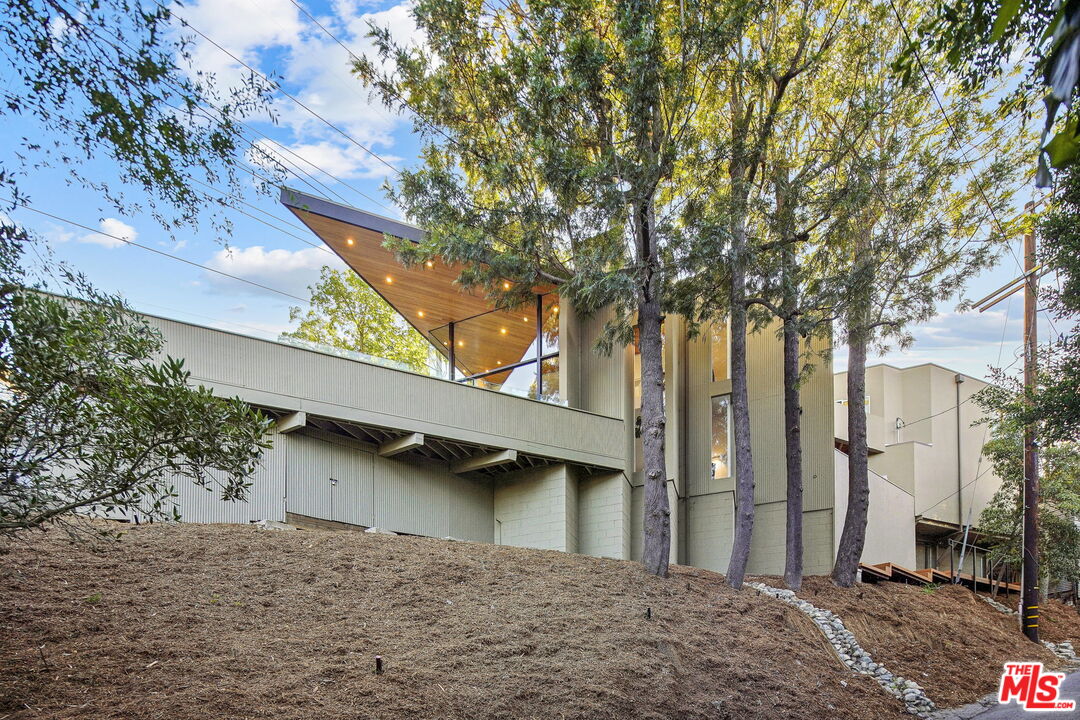 7187 Macapa Drive Los Angeles, CA 90068 - Photo 10 of 39 a backyard of a house