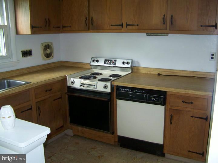 204 B Warwick Road, Unit B Stratford, NJ 08084 - Photo 3 of 8 Gallery Image 3