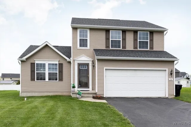 $399,900 | 694 Pleasant View Drive, Lancaster, NY 14086