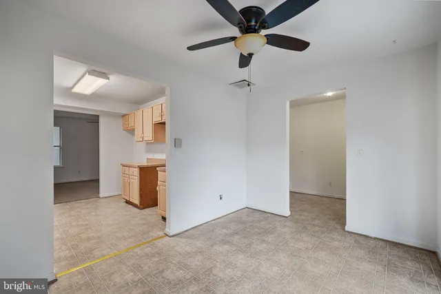 en empty room with closet and a ceiling fan