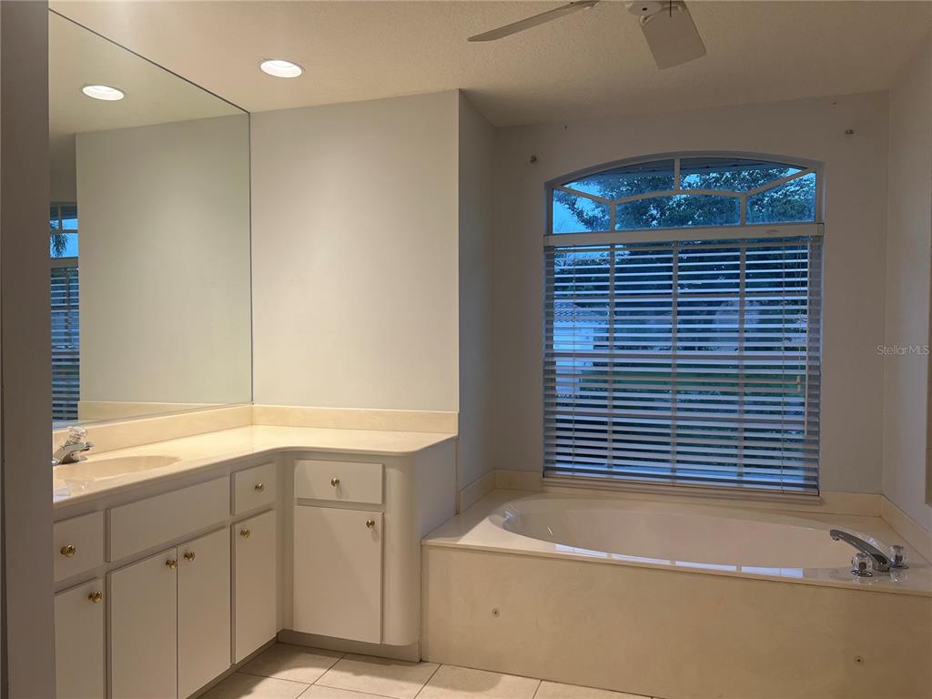 378 Roseling Circle Venice, FL 34293 - Photo 6 of 8 a bathroom with a sink and a bathtub