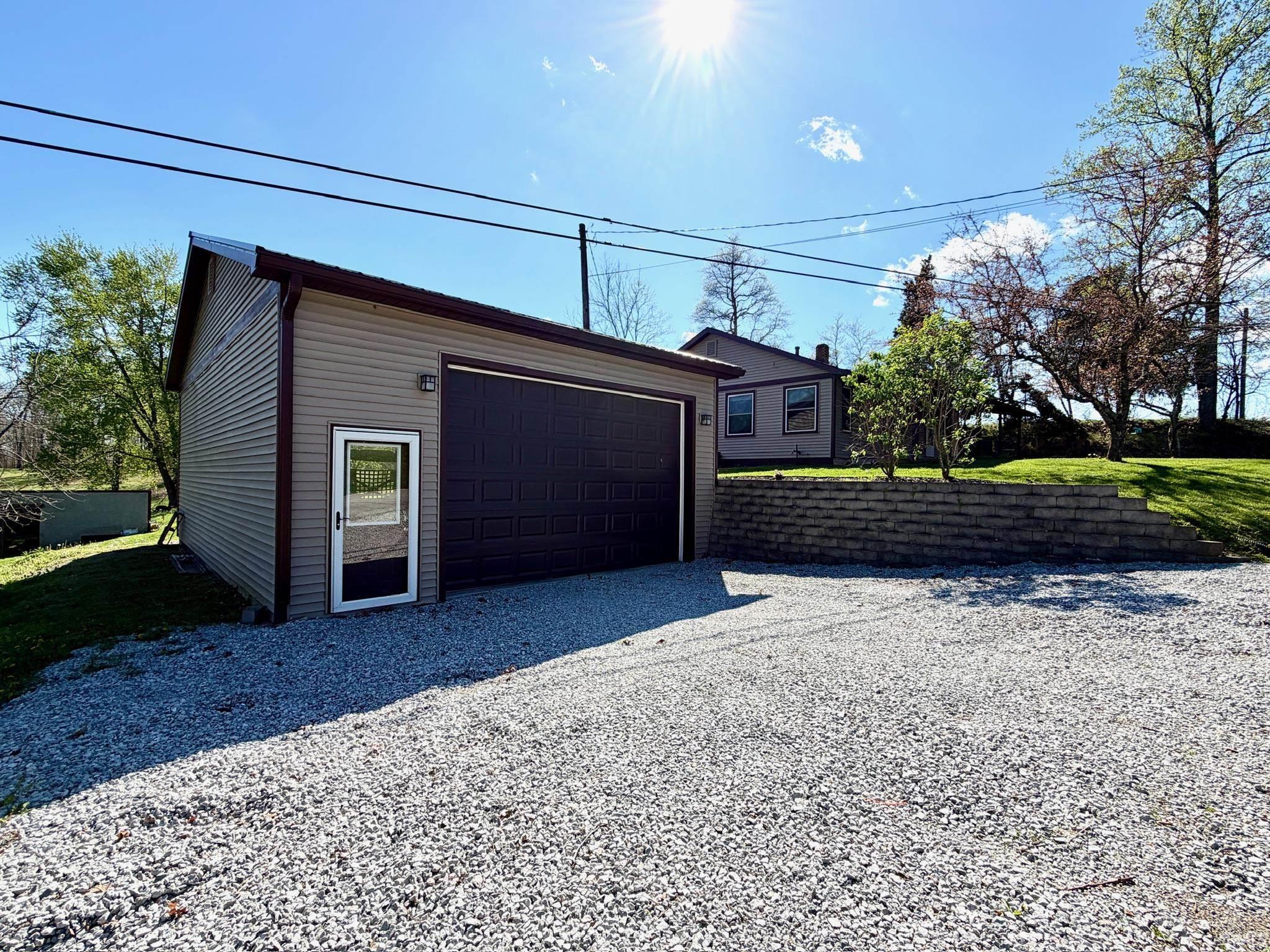 702 Pinhook Road Bedford, IN 47421 - Photo 2 of 36