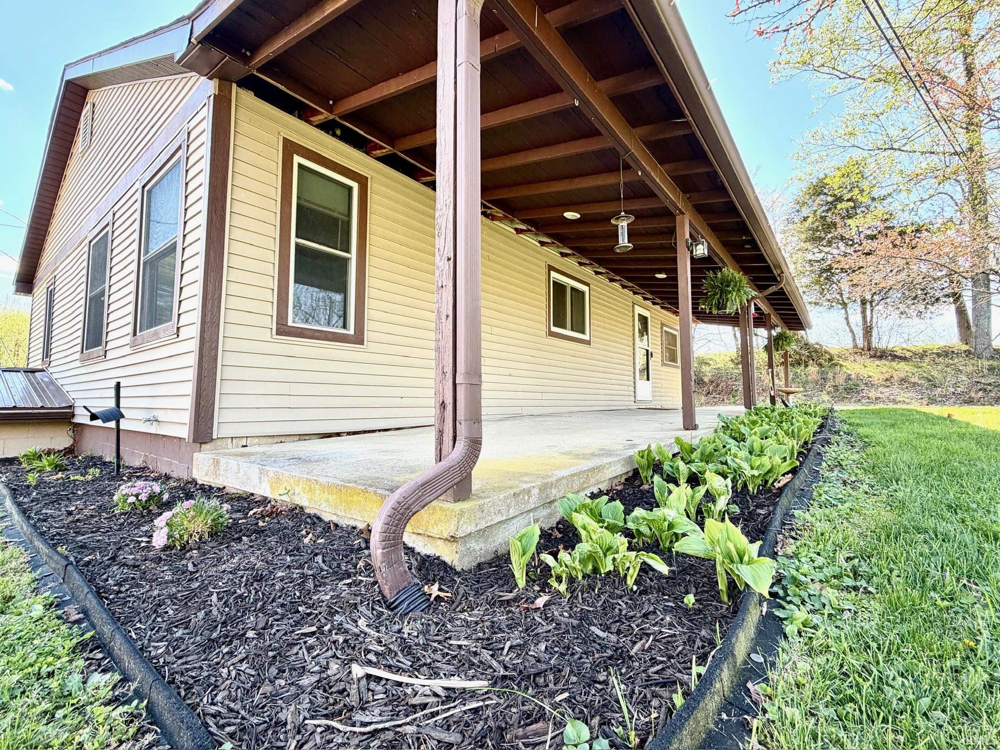 702 Pinhook Road Bedford, IN 47421 - Photo 3 of 36