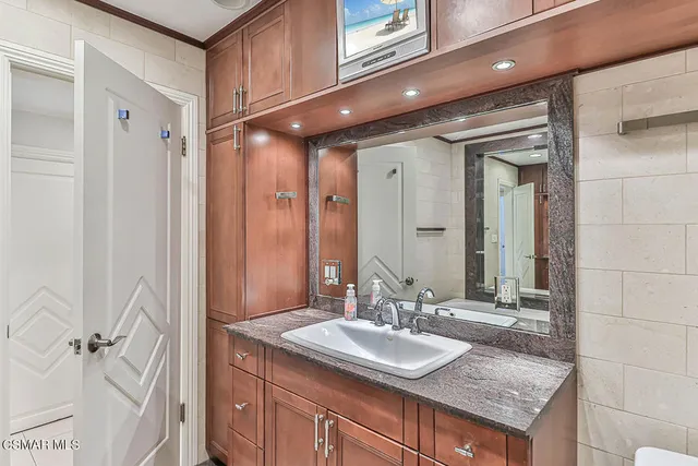 $5,750 | 19051 Los Alimos Street, Porter Ranch, CA 91326