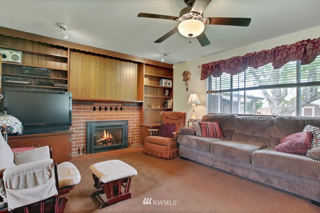 11208 Angeline Road East Bonney Lake, WA 98391 - Photo 5 of 25 Gallery Image 5