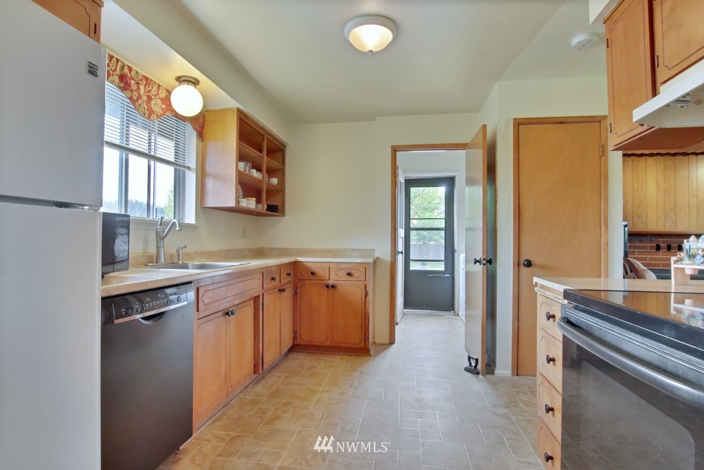 11208 Angeline Road East Bonney Lake, WA 98391 - Photo 8 of 25 Gallery Image 8