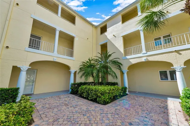 $349,900 | 5065 Harmony Circle, Unit 105, Vero Beach, FL 32967