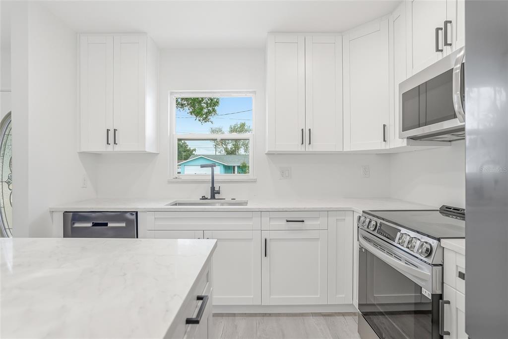 529 Firefly Lane Apollo Beach, FL 33572 - Photo 10 of 34