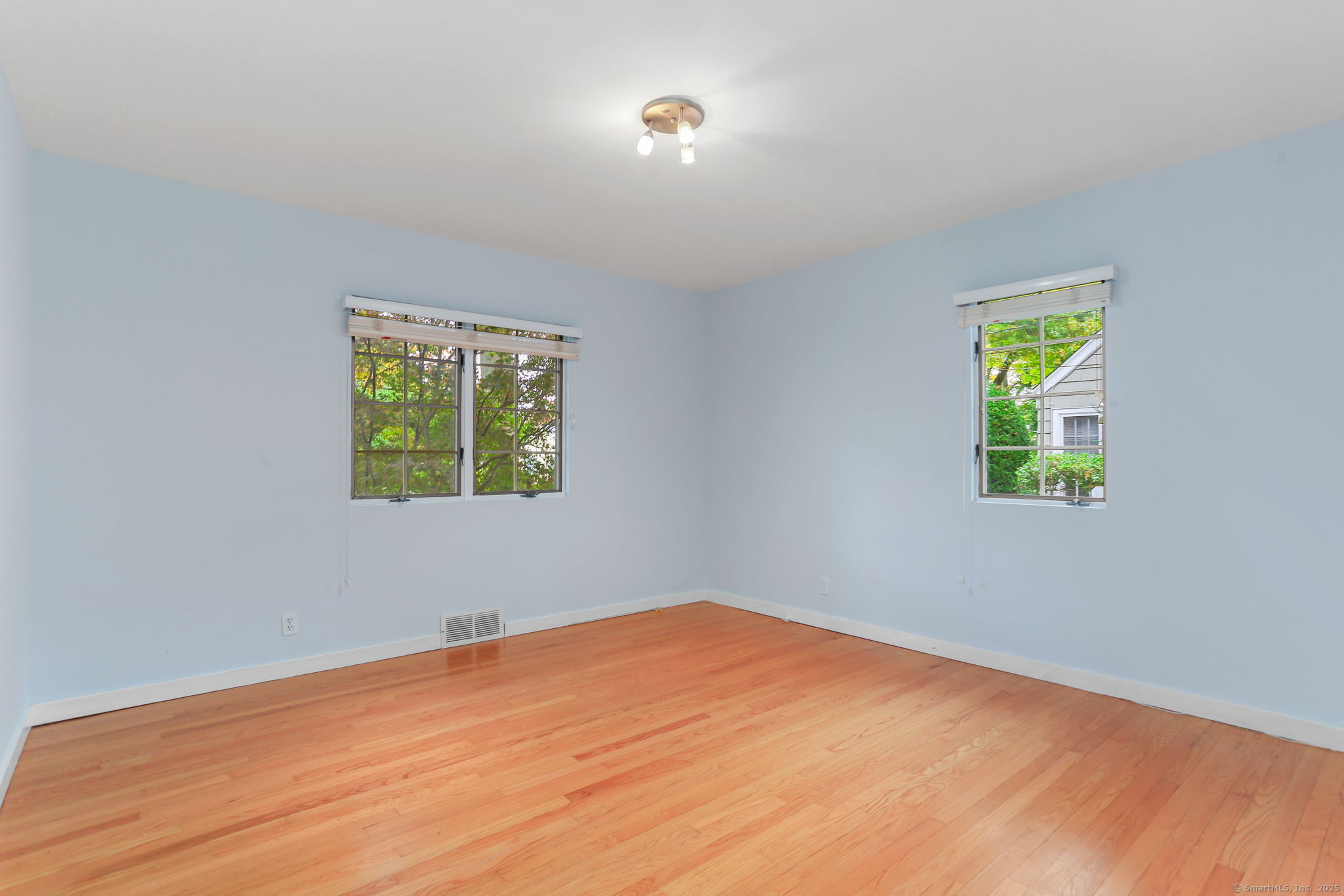 90 Sasco Hill Terrace Fairfield, CT 06824 - Photo 10 of 19 an empty room with a window