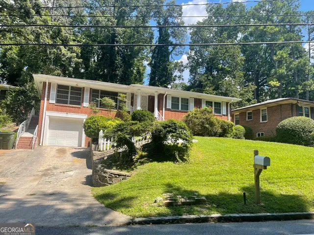 a view of a house with backyard