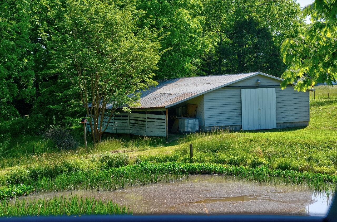 1096 Jewett Road Grandview, TN 37337 - Photo 4 of 36 1096 jewett barn and pond