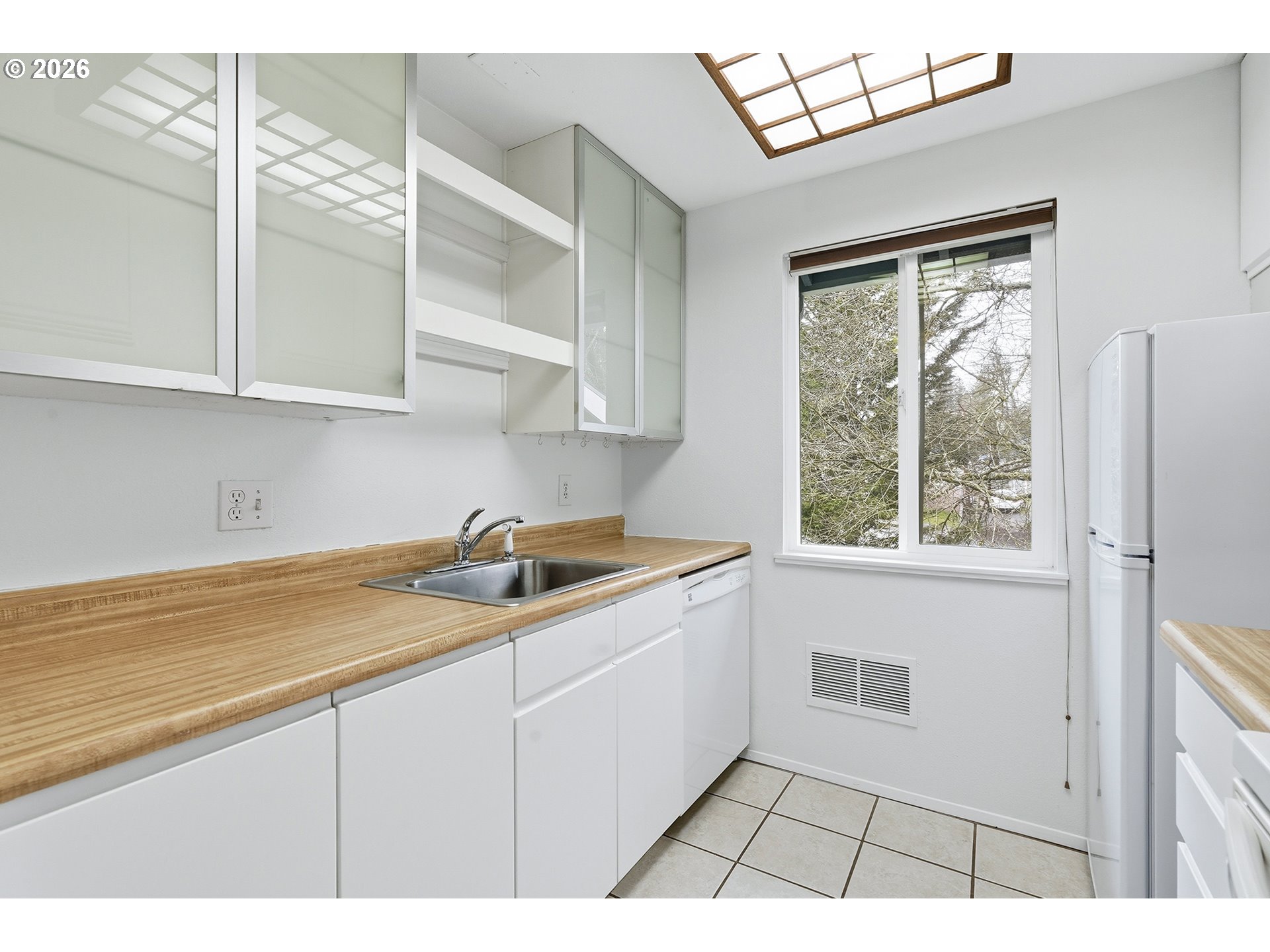 10000 Southwest Hall Boulevard, Unit 4 Portland, OR 97223 - Photo 11 of 24 Kitchen