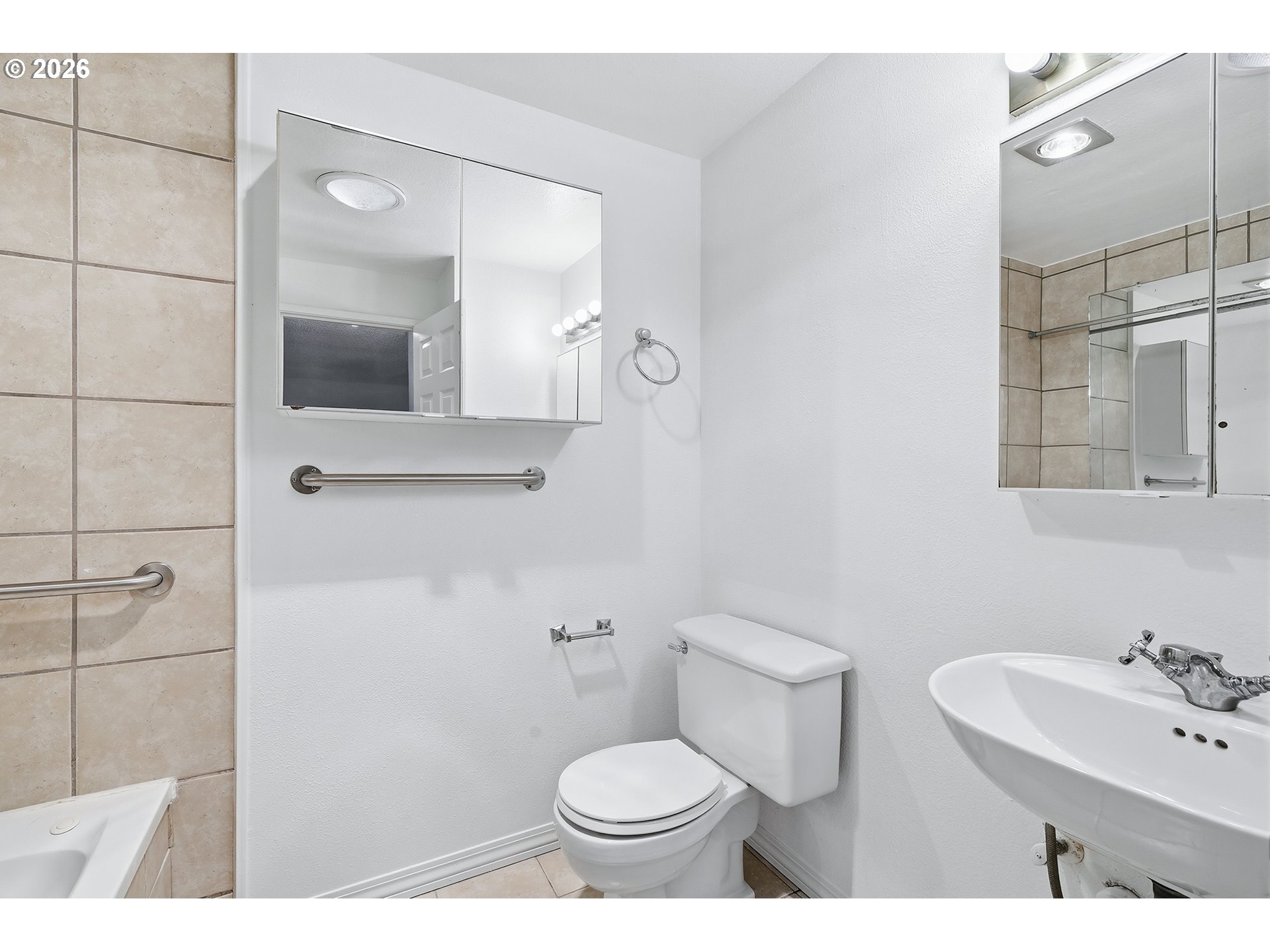 10000 Southwest Hall Boulevard, Unit 4 Portland, OR 97223 - Photo 13 of 24 Bathroom