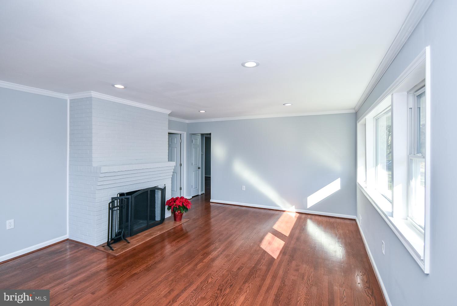 5200 Suitland Road Suitland, MD 20746 - Photo 3 of 29 Living Room