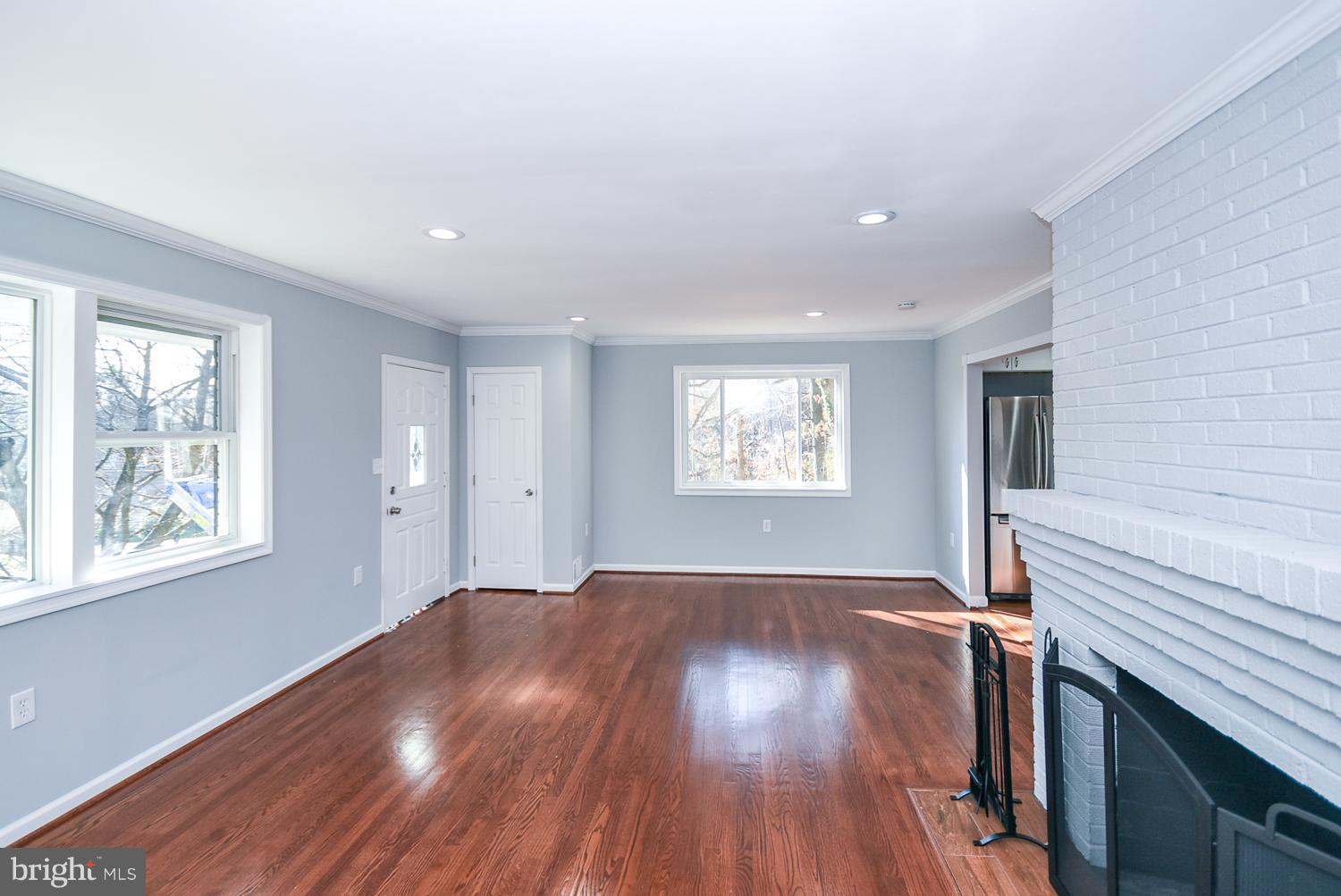 5200 Suitland Road Suitland, MD 20746 - Photo 4 of 29 Living Room