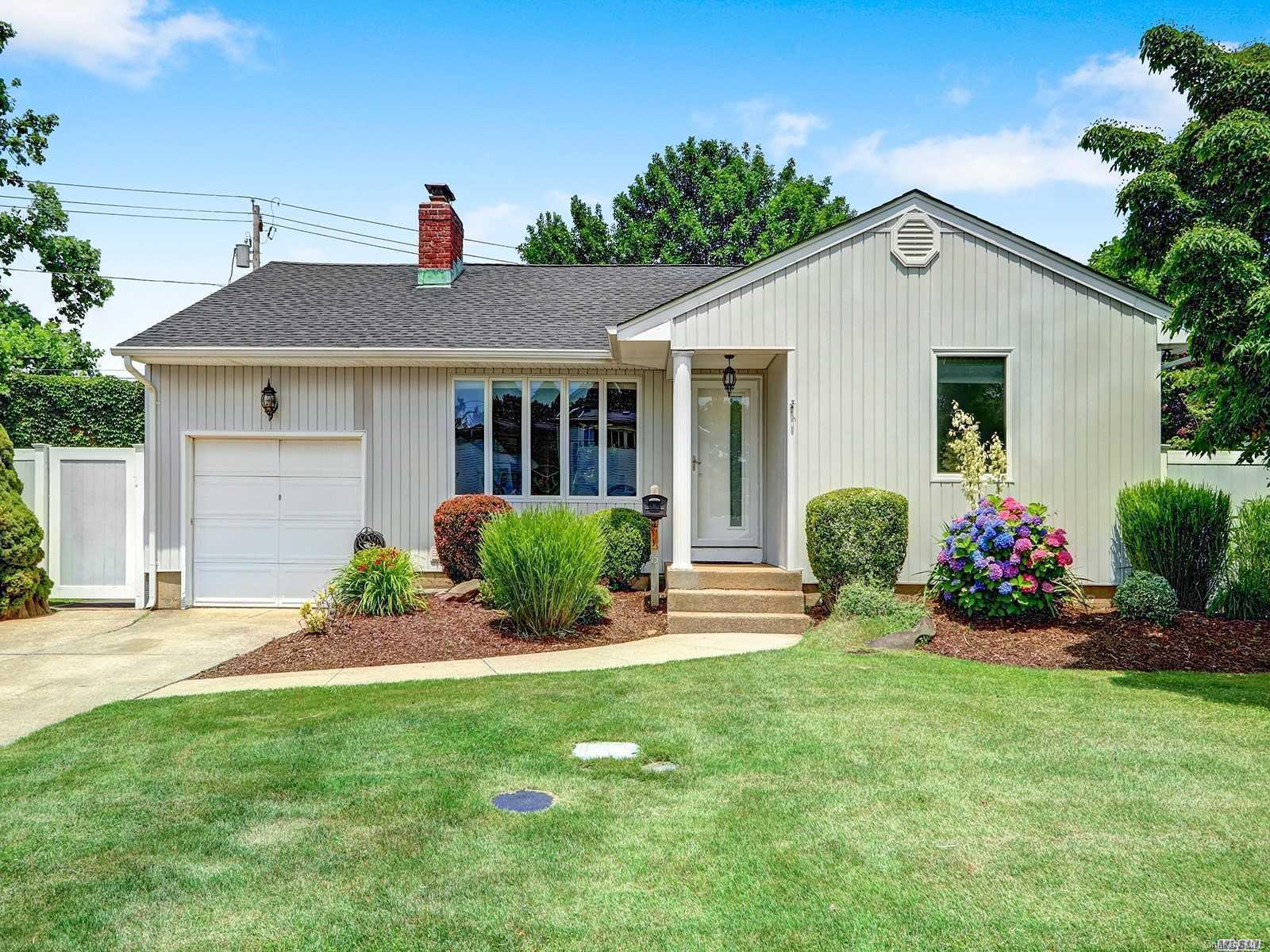 15 New Market Road Syosset, NY 11791 - Photo 1 of 1 Gallery Image 1