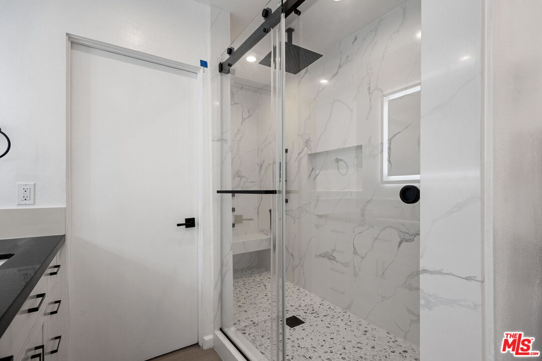 4631 Alla Road, Unit 8 Marina del Rey, CA 90292 - Photo 25 of 29 a bathroom with a shower