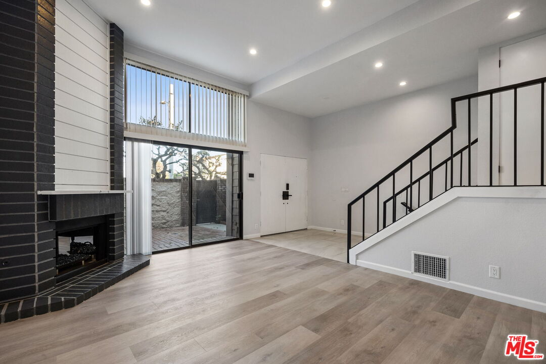 4631 Alla Road, Unit 8 Marina del Rey, CA 90292 - Photo 9 of 29 a view of an entryway with an empty room