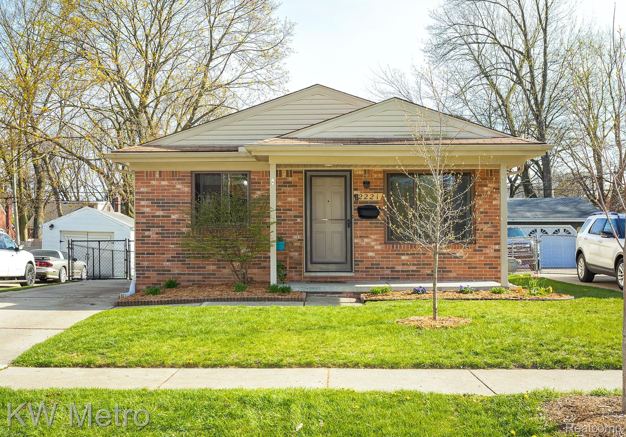 2221 Dorothea Road Berkley, MI 48072 - Photo 2 of 32 Gallery Image 2
