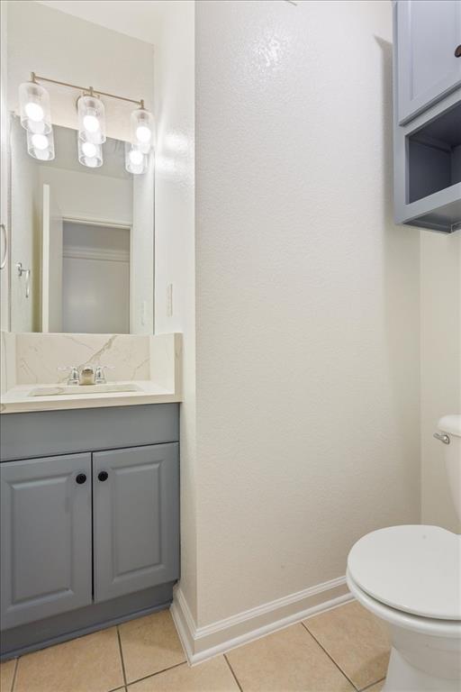 1120 Holt Avenue Waco, TX 76706 - Photo 20 of 25 a bathroom with a toilet a sink and mirror
