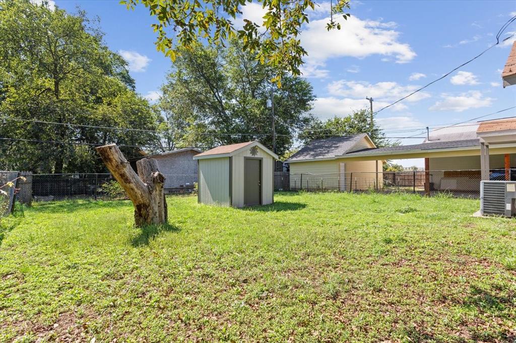 1120 Holt Avenue Waco, TX 76706 - Photo 24 of 25 a backyard of a house with lots of green space