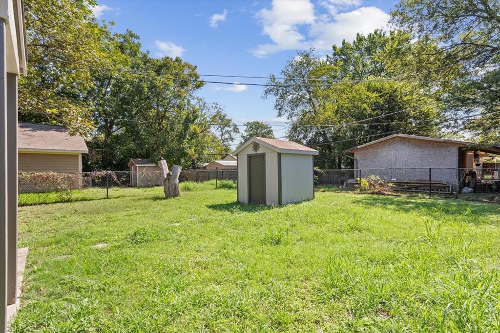 1120 Holt Avenue Waco, TX 76706 - Photo 25 of 25 a fire hydrant in the middle of a field