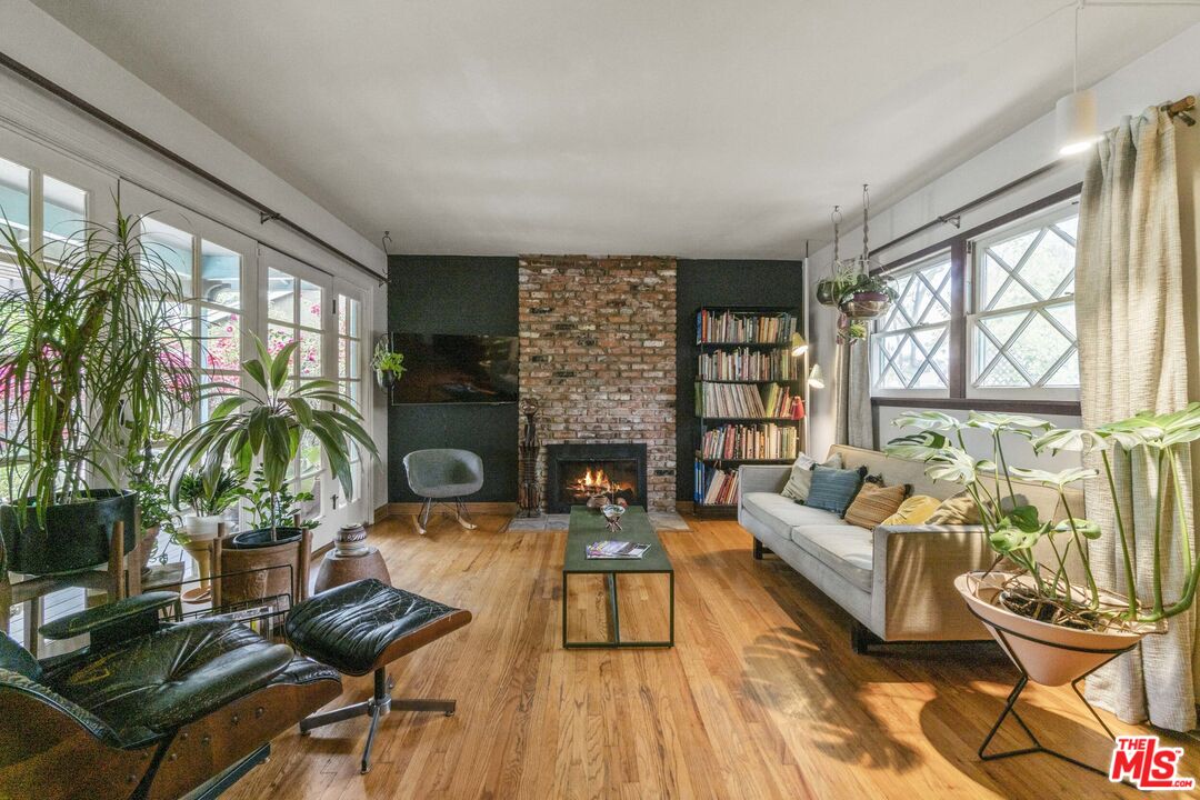 7033 Bothwell Road Reseda, CA 91335 - Photo 12 of 35 Gallery Image 12