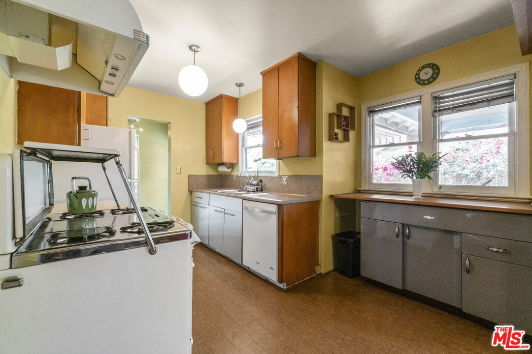7033 Bothwell Road Reseda, CA 91335 - Photo 14 of 35 Gallery Image 14