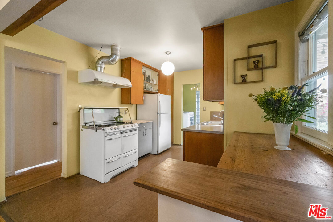7033 Bothwell Road Reseda, CA 91335 - Photo 15 of 35 Gallery Image 15