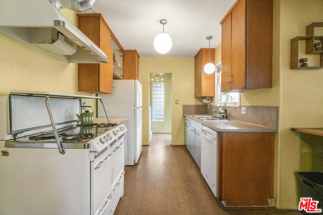 7033 Bothwell Road Reseda, CA 91335 - Photo 16 of 35 Gallery Image 16