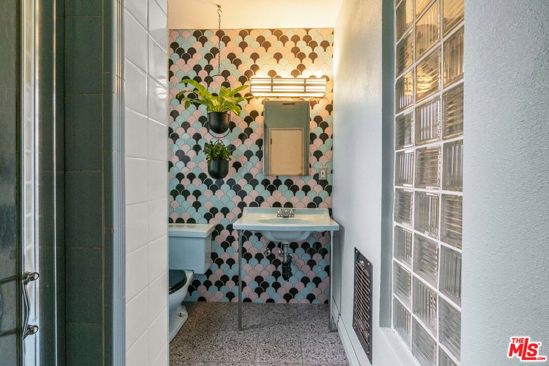 7033 Bothwell Road Reseda, CA 91335 - Photo 20 of 35 Gallery Image 20