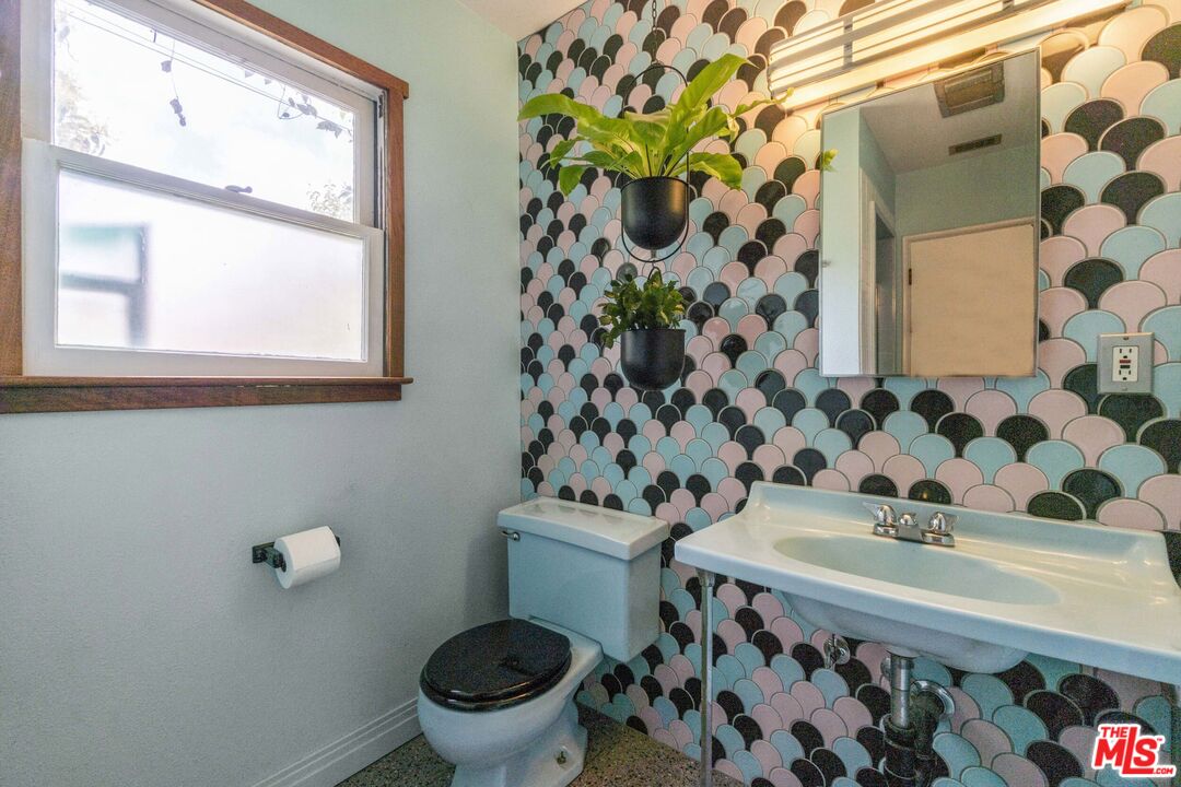 7033 Bothwell Road Reseda, CA 91335 - Photo 21 of 35 Gallery Image 21