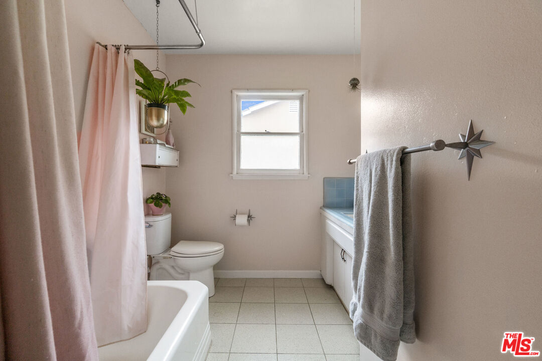 7033 Bothwell Road Reseda, CA 91335 - Photo 23 of 35 Gallery Image 23