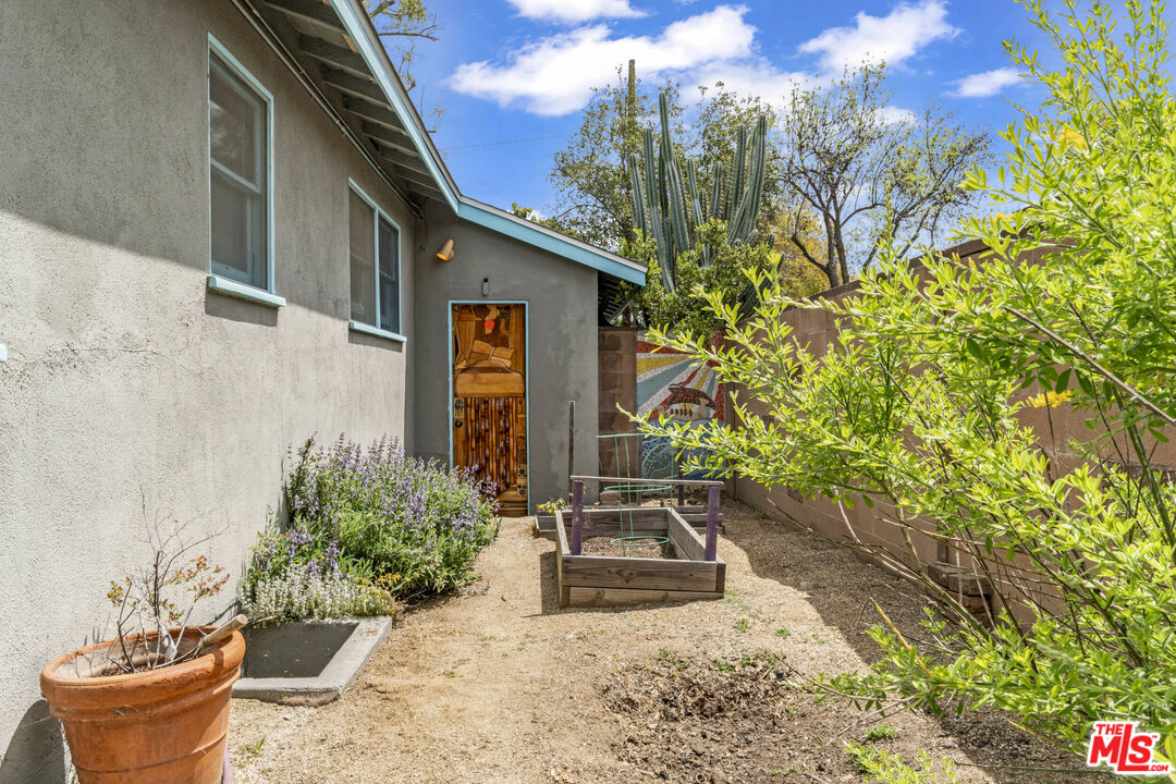 7033 Bothwell Road Reseda, CA 91335 - Photo 31 of 35 Gallery Image 31