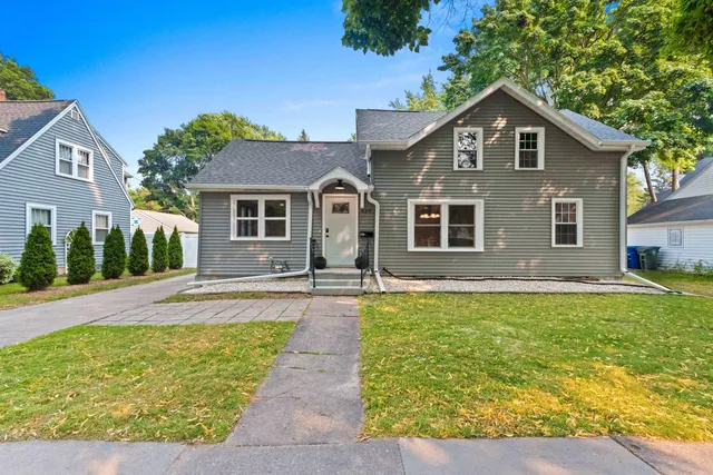 $349,900 | 620 North Michigan Street, De Pere, WI 54115