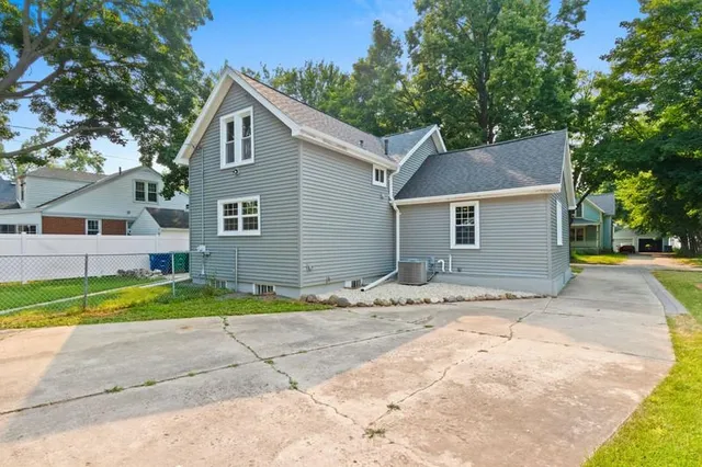 $349,900 | 620 North Michigan Street, De Pere, WI 54115