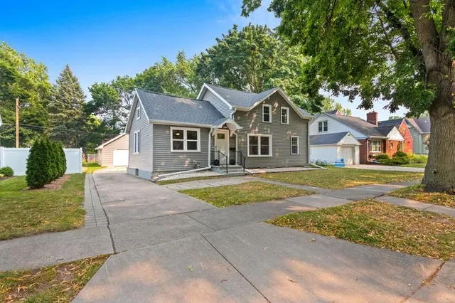 $349,900 | 620 North Michigan Street, De Pere, WI 54115