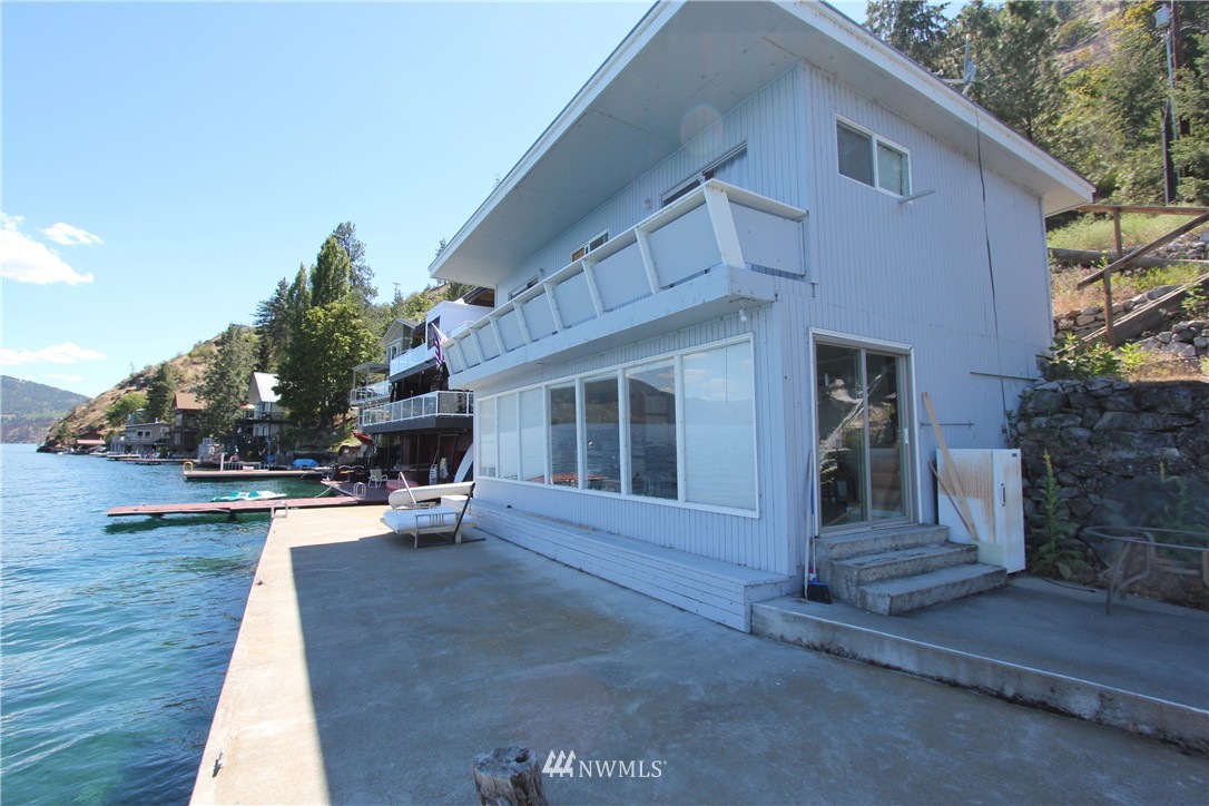 10686 South Lakeshore Road Chelan, WA 98816 - Photo 1 of 23 Gallery Image 1