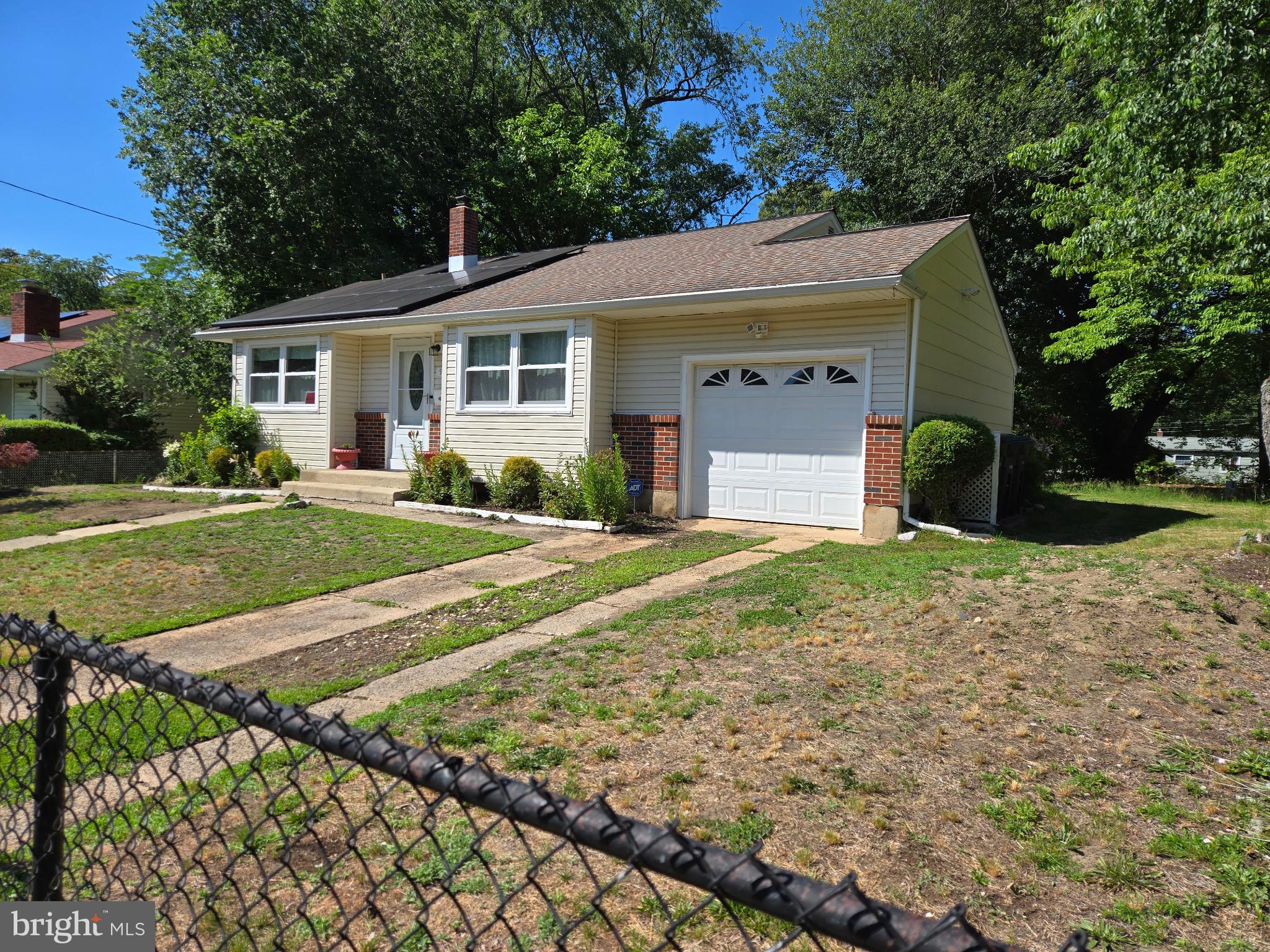 909 Bentley Road Lindenwold, NJ 08021 - Photo 4 of 15 Charming home with inviting curb appeal.