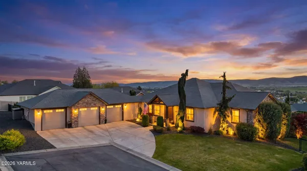 $1,075,900 | 213 North 93rd Avenue, Yakima, WA 98908