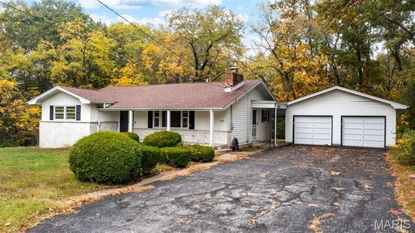 $259,900 | 1227 West Henry Street, Staunton, IL 62088