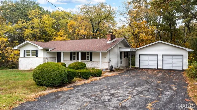 $264,900 | 1227 West Henry Street, Staunton, IL 62088