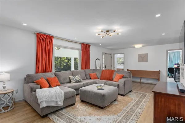 $259,900 | 1227 West Henry Street, Staunton, IL 62088