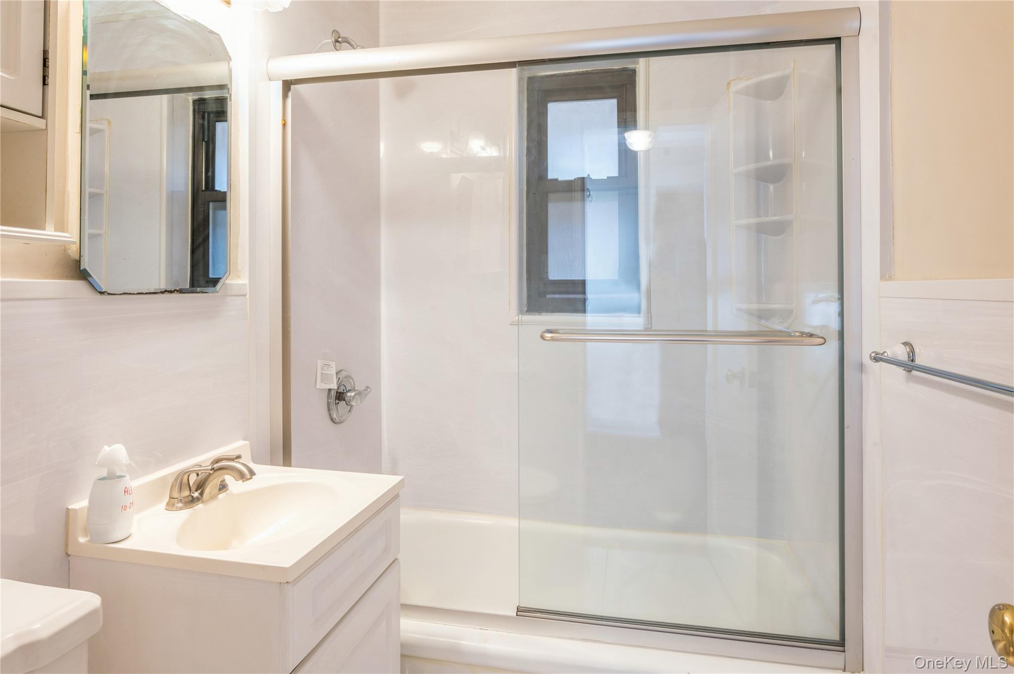 50 White Oak Street, Unit 1E New Rochelle, NY 10801 - Photo 11 of 19 a bathroom with a bathtub and a sink